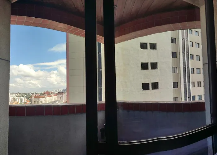 Quarto na região central com alexa integrada e sacada