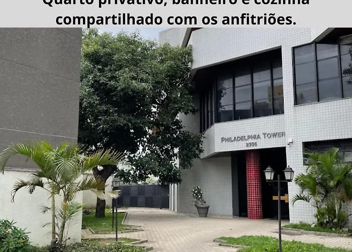 Quarto na região central com alexa integrada e sacada
