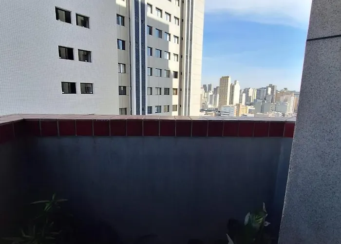 Quarto na região central com alexa integrada e sacada